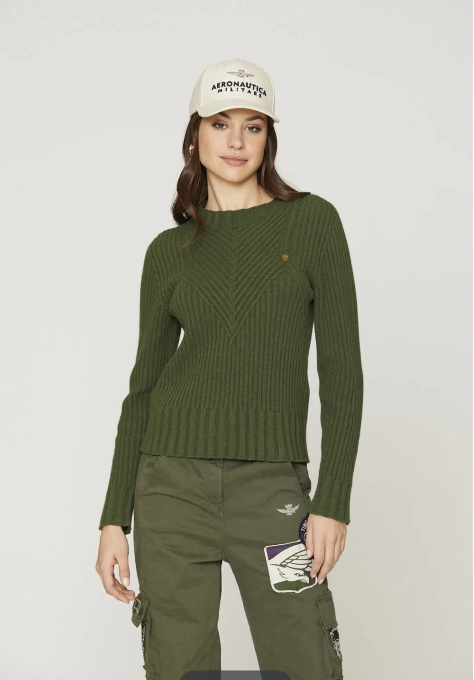 Crew neck sweater with plaque